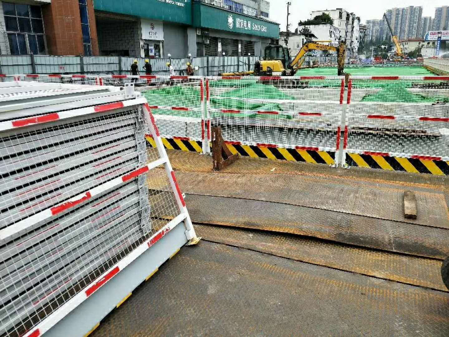 <b> 新型彩钢围挡</b>